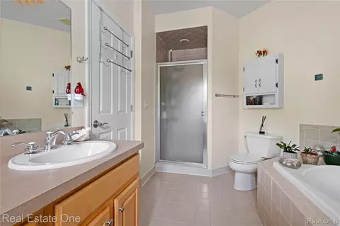 Bath - 731 E Bluff Ct, Rochester Hills, MI 48307 photo 4 of 5