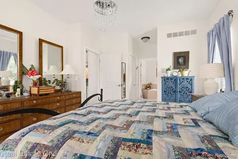 Bedroom - 731 E Bluff Ct, Rochester Hills, MI 48307 photo 3 of 4
