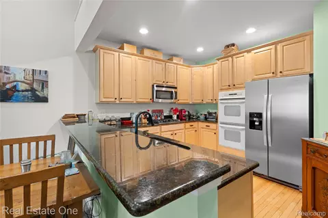 Kitchen - 731 E Bluff Ct, Rochester Hills, MI 48307 photo 3 of 4