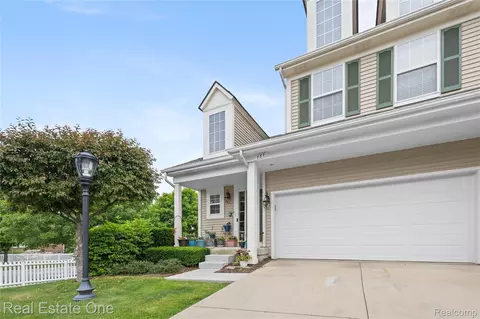 731 E Bluff Ct, Rochester Hills, MI 48307