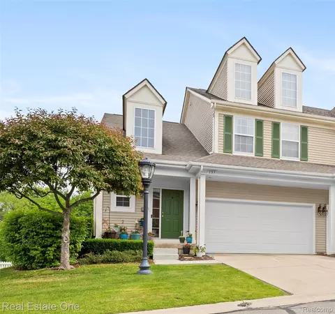 731 E Bluff Ct, Rochester Hills, MI 48307