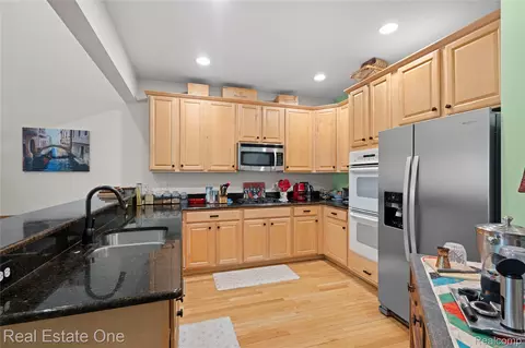 Kitchen - 731 E Bluff Ct, Rochester Hills, MI 48307 photo 2 of 4