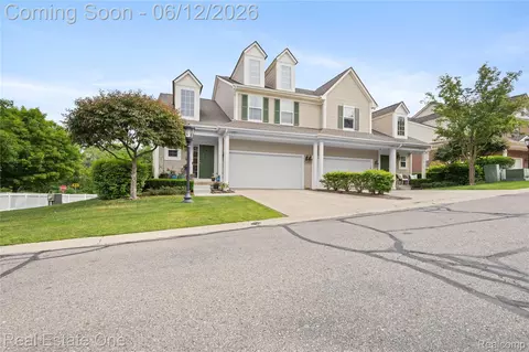 731 E Bluff Ct, Rochester Hills, MI 48307