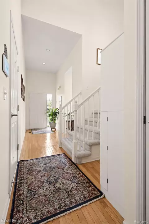 Entry Way - 731 E Bluff Ct, Rochester Hills, MI 48307 photo 3 of 4