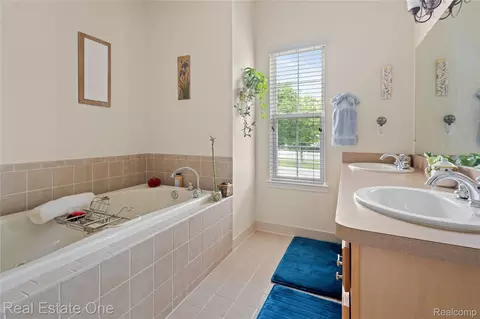 Bath - 731 E Bluff Ct, Rochester Hills, MI 48307 photo 3 of 5