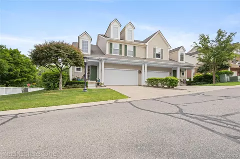 Exterior - 731 E Bluff Ct, Rochester Hills, MI 48307 photo 2 of 3