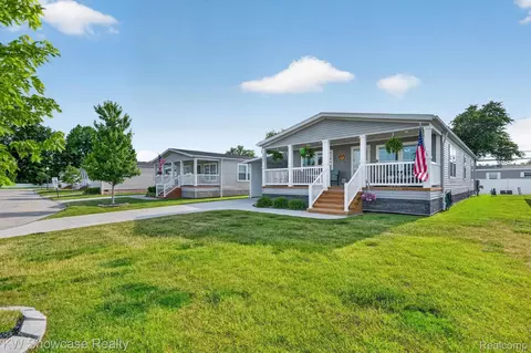 52525 Willow Wood Ct, Chesterfield, MI 48051
