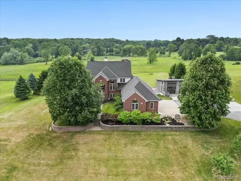 2160 W Buell Rd, Oakland, MI 48363