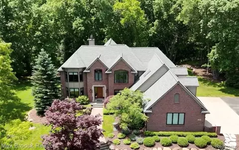 1300 Oak Hollow Dr, Milford, MI 48380