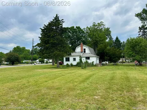 1634 S Commerce Rd, Walled Lake, MI 48390