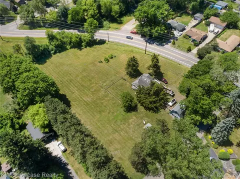 1634 S Commerce Rd, Walled Lake, MI 48390