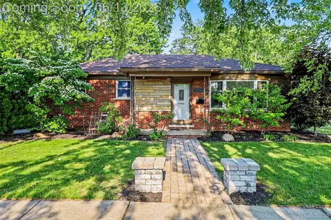 27591 Little Mack Ave, Saint Clair Shores, MI 48081