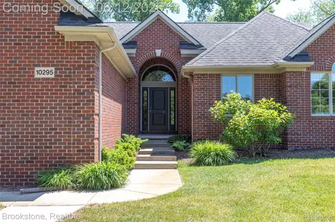 10295 Northridge Ct, White Lake, MI 48386