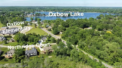10295 Northridge Ct, White Lake, MI 48386