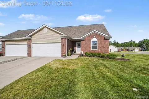 13338 Whispering Pines Ct, Fenton, MI 48451