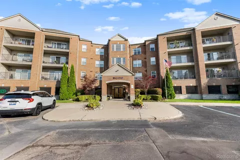 2104 Country Club Dr, Saint Clair Shores, MI 48082