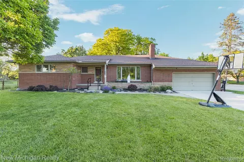 8359 Chicago Rd, Warren, MI 48093