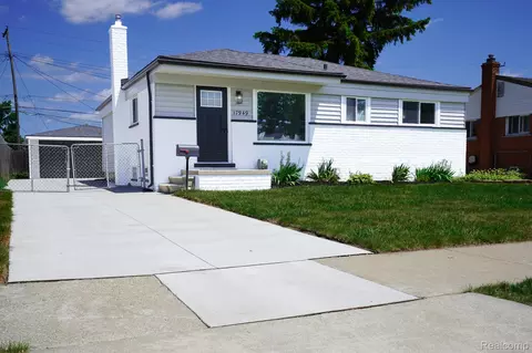 17949 S Wind Dr, Fraser, MI 48026