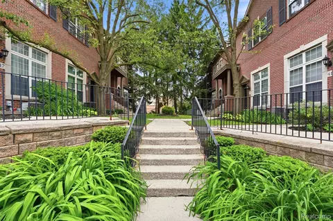 37 W Village Ln, Dearborn, MI 48124