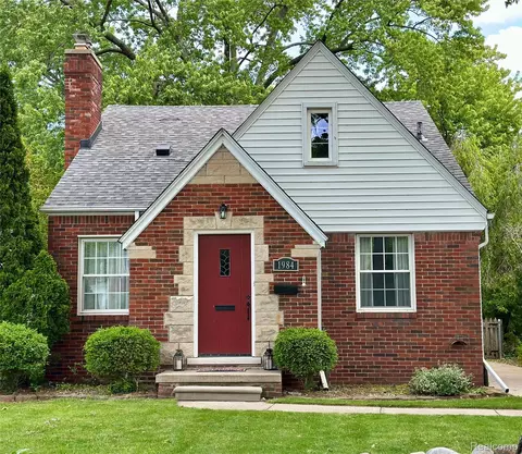 1984 Beaufait Dr, Grosse Pointe Woods, MI 48236