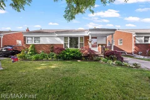 19712 Gaukler St, Saint Clair Shores, MI 48080