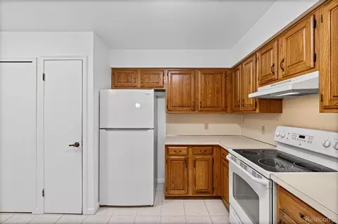 Kitchen - 1448 Beaumont Ct, Flushing, MI 48433 photo 6 of 7