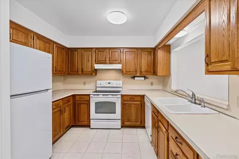 Kitchen - 1448 Beaumont Ct, Flushing, MI 48433 photo 3 of 7