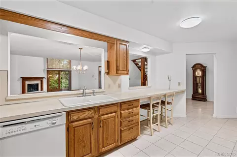 Kitchen - 1448 Beaumont Ct, Flushing, MI 48433 photo 5 of 7