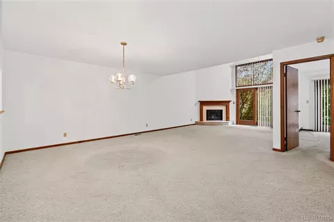 Living - 1448 Beaumont Ct, Flushing, MI 48433 photo 2 of 7