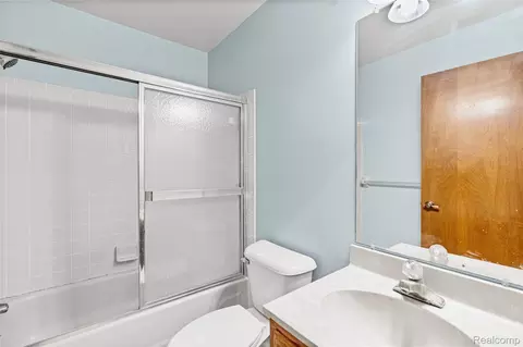 Bath - 1448 Beaumont Ct, Flushing, MI 48433 photo 7 of 7