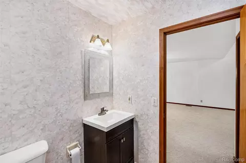 Bath - 1448 Beaumont Ct, Flushing, MI 48433 photo 2 of 7