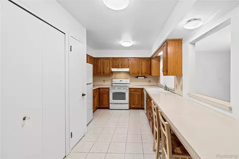 Kitchen - 1448 Beaumont Ct, Flushing, MI 48433 photo 2 of 7