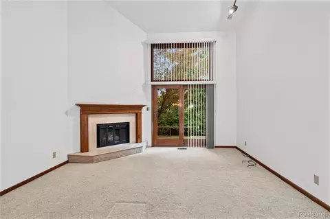 Living - 1448 Beaumont Ct, Flushing, MI 48433 photo 3 of 7