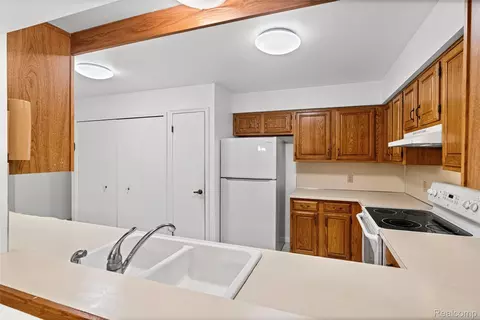 Kitchen - 1448 Beaumont Ct, Flushing, MI 48433 photo 7 of 7