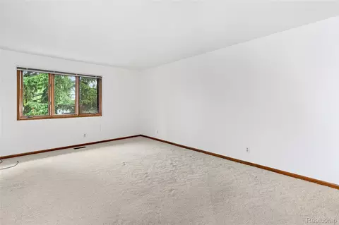 Living - 1448 Beaumont Ct, Flushing, MI 48433 photo 7 of 7