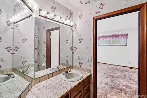 Bath - 1448 Beaumont Ct, Flushing, MI 48433 photo 4 of 7