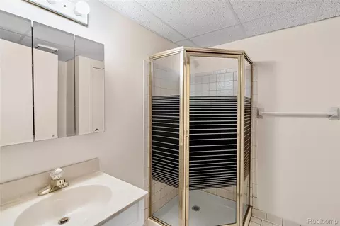Bath - 1448 Beaumont Ct, Flushing, MI 48433 photo 6 of 7