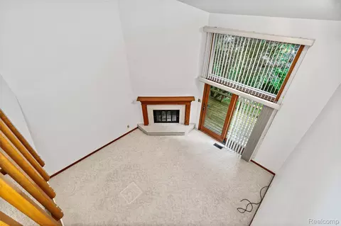 Living - 1448 Beaumont Ct, Flushing, MI 48433 photo 6 of 7