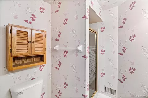 Bath - 1448 Beaumont Ct, Flushing, MI 48433 photo 5 of 7