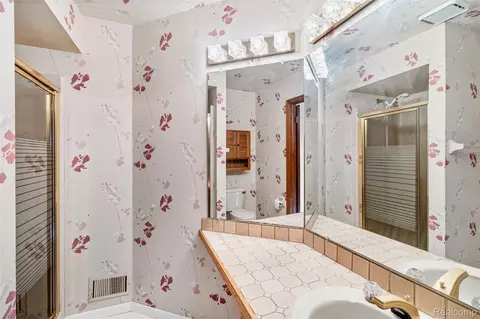 Bath - 1448 Beaumont Ct, Flushing, MI 48433 photo 3 of 7