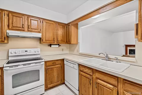 Kitchen - 1448 Beaumont Ct, Flushing, MI 48433 photo 4 of 7