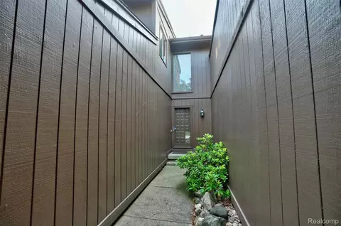 Entry Way - 1448 Beaumont Ct, Flushing, MI 48433 photo 9 of 9