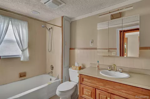 Bath - 4901 Pointe Tremble Rd, Algonac, MI 48001 photo 1 of 2