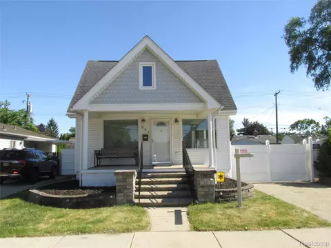 984 E Mahan Ave, Hazel Park, MI 48030
