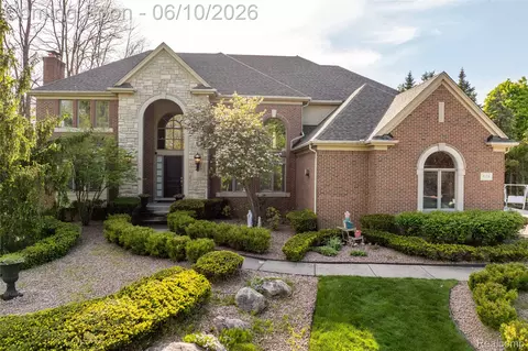 5173 Serena Dr, Troy, MI 48098