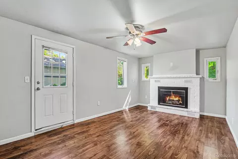 Living - 611 S Main St, Davison, MI 48423 photo 3 of 4
