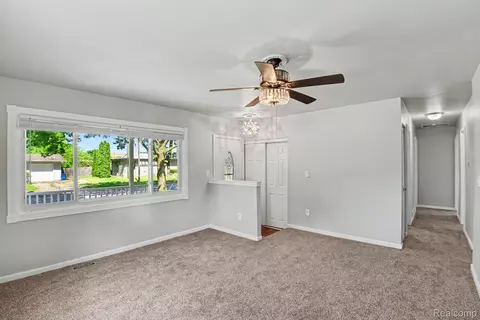 Living - 611 S Main St, Davison, MI 48423 photo 2 of 4
