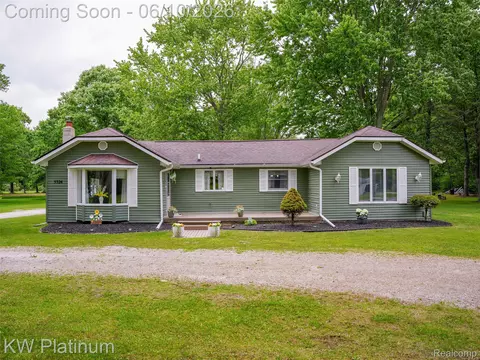5324 Ravenswood Rd, Kimball, MI 48074
