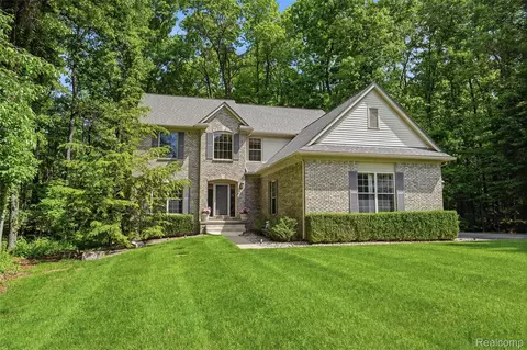 2790 Pine Bluffs Ct, Highland, MI 48357