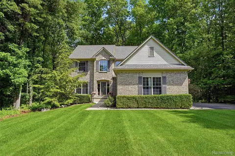 2790 Pine Bluffs Ct, Highland, MI 48357